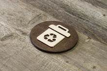 Załaduj obraz do przeglądarki galerii, Trash with recycling symbol