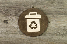 Załaduj obraz do przeglądarki galerii, Trash with recycling symbol
