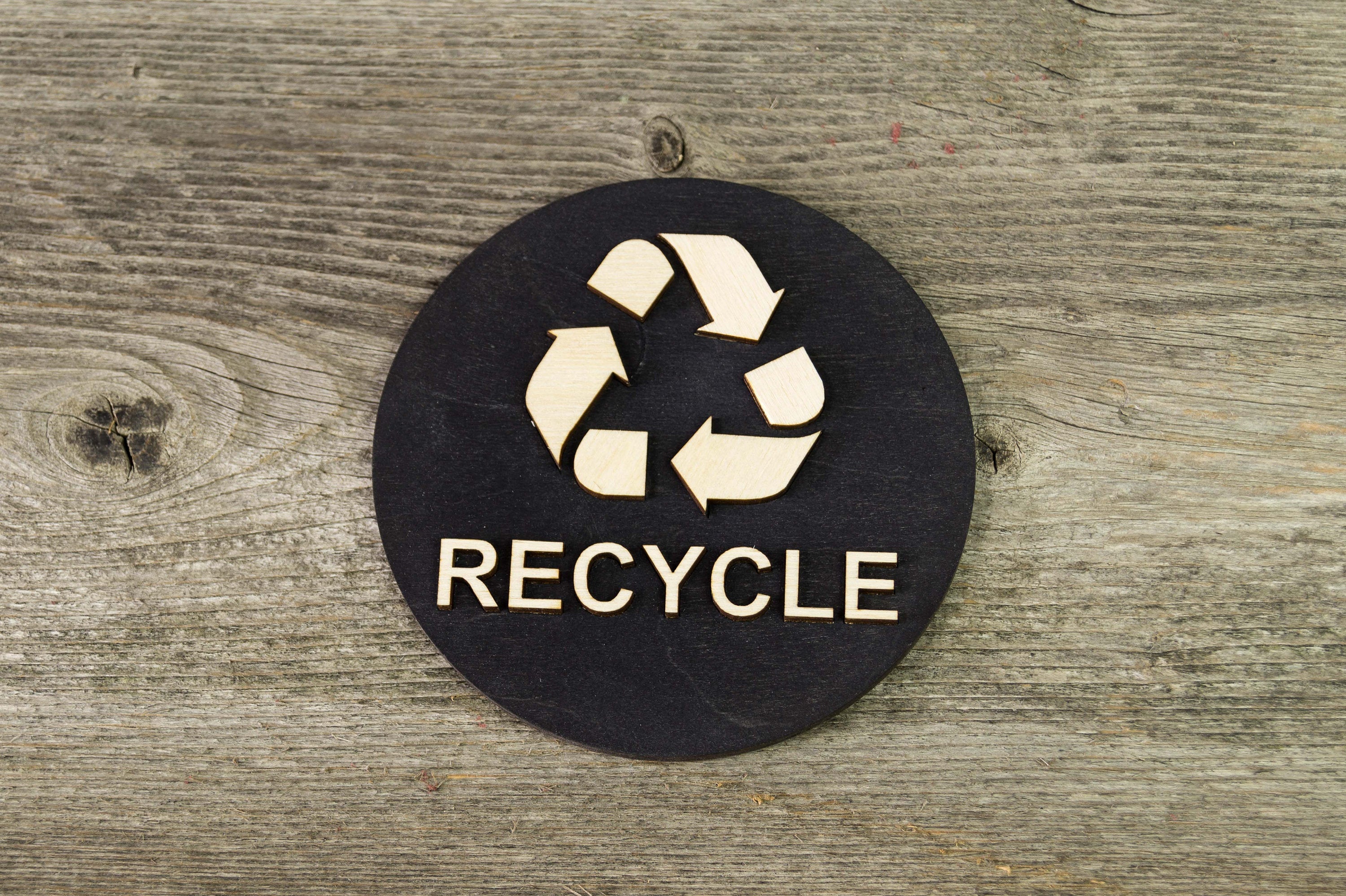 Recycling sign – woodendoorsign.com by Etch.pl